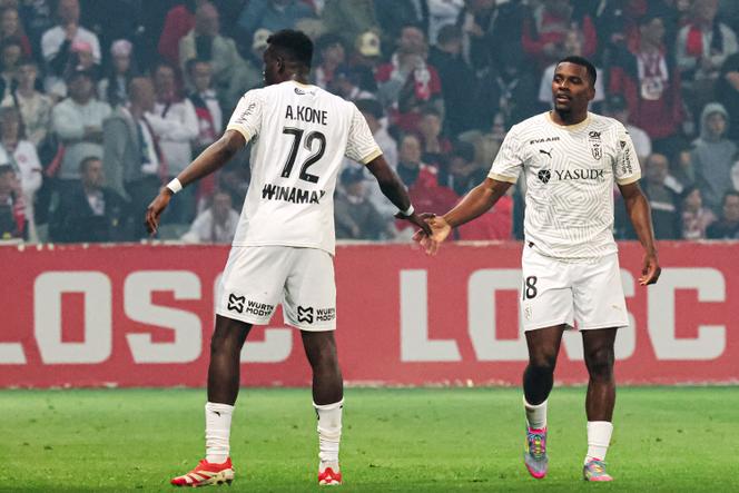 Le milieu de terrain du Stade de Reims Amadou Koné (à gauche) et le défenseur Sergio Akieme, lors du match de Ligue 1 face à Lille, au stade Pierre-Mauroy, à Villeneuve-d’Ascq (Nord), le 17 mai 2025.