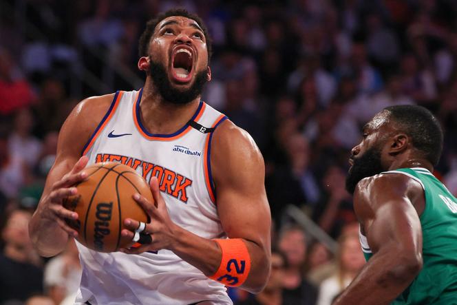 Le joueur des New York Knicks Karl-Anthony Towns va attaquer le panier, face aux Boston Celtics, vendredi 16 mai 2025, au Madison Square Garden de New York.