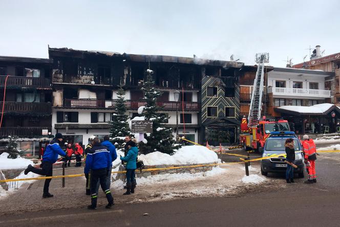 Des agents de police présents devant la résidence de Courchevel (Savoie) le jour du drame, le 20 janvier 2019. Fanny HARDY/AFP