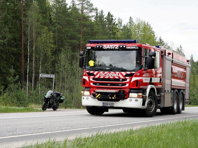 Un véhicule des pompiers stationné près du lieu de l’accident, à proximité de l’aérodrome d’Eura, en Finlande, samedi 17 mai 2025. 