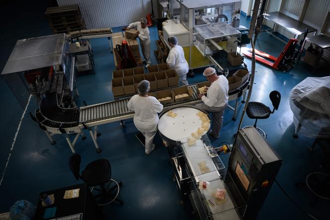 Sur une ligne de production des pastilles Vichy, à Hauterive (Allier), le 13 mai 2025. 