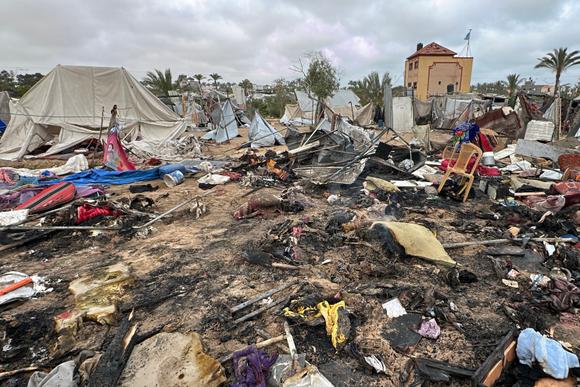 Après un bombardement sur un camp de tentes de personnes déplacées, à l’ouest de Khan Younès, dans le sud de la bande de Gaza, dimanche 18 mai 2025.