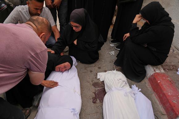 Une femme pleure le corps d’un proche tué par une frappe israélienne, lors des funérailles à l’extérieur de l’hôpital Al-Shifa dans la ville de Gaza, dimanche 18 mai 2025.