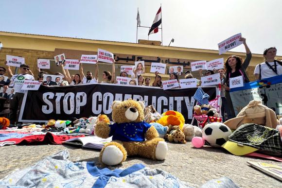 Des députés et eurodéputés italiens manifestent devant le poste-frontière de Rafah, du côté égyptien de la frontière avec Gaza, dimanche 18 mai 2025.