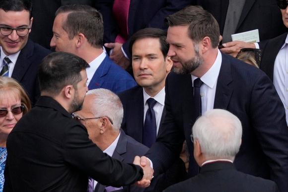 Le président ukrainien, Volodymr Zelensky, et le vice-président américain, J. D. Vance, lors de l’investiture officielle du pontificat du pape Léon XIV, sur la place Saint-Pierre, au Vatican, le 18 mai 2025.