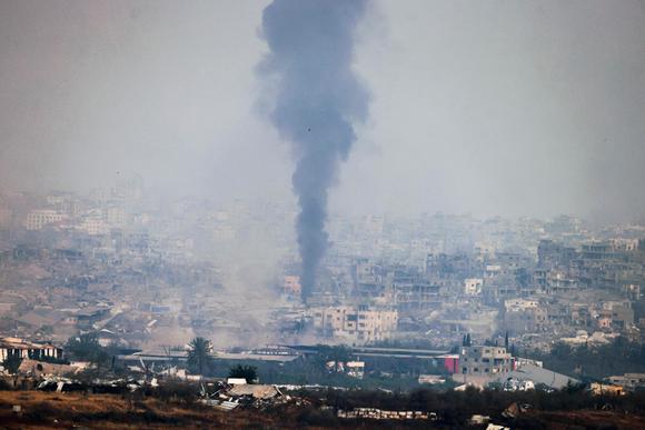 Des bombardements israéliens sur la bande de Gaza, dimanche 18 mai 2025.