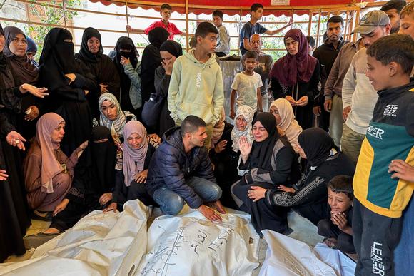 Des personnes pleurent près des corps de leurs proches tués dans un bombardement sur un camp de tentes de personnes déplacées, à l’ouest de Khan Younès, dimanche 18 mai 2025.