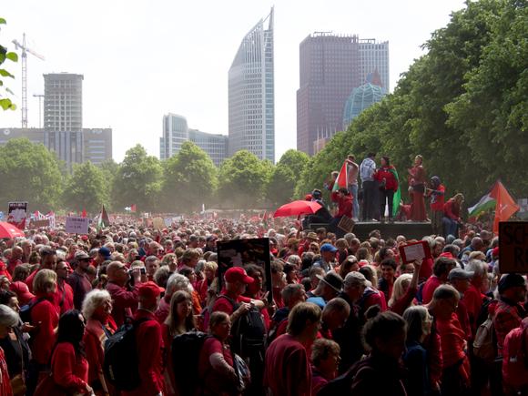 Des manifestants à La Haye, le 18 mai 2025.