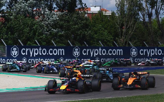 Le dépassement de Max Verstappen (au centre) sur Oscar Piastri (à droite), au départ du Grand Prix d’Imola (Italie), le 18 mai 2025.