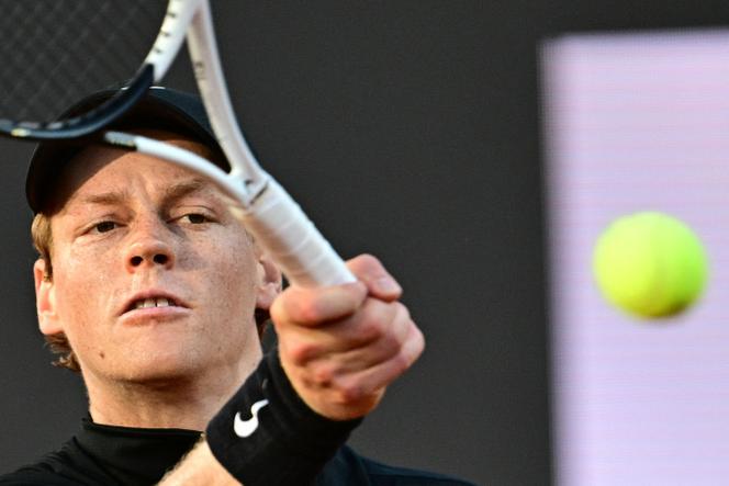 L’Italien Jannik Sinner affronte l’Espagnol Carlos Alcaraz lors de la finale du simple messieurs du Masters 1000 de Rome, au Foro Italico, le 18 mai 2025.