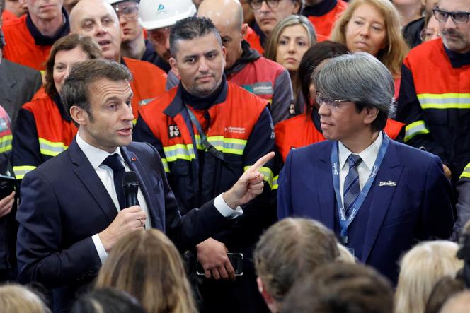 Le président de la République, Emmanuel Macron, aux côtés du PDG du fabricant de batteries taïwanais ProLogium, Vincent Yang, lors d’une visite de l’usine Aluminium Dunkerque, à Loon-Plage (Nord), le 12 mai 2023.
