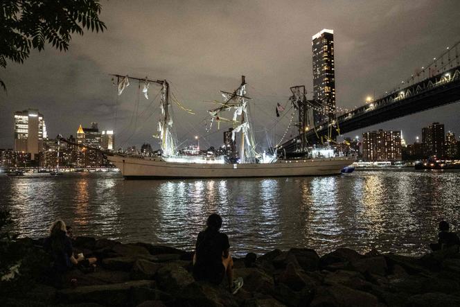 Le voilier de la marine mexicaine qui a percuté le pont de Brooklyn sur l’East River, à New York, samedi 17 mai 2025.