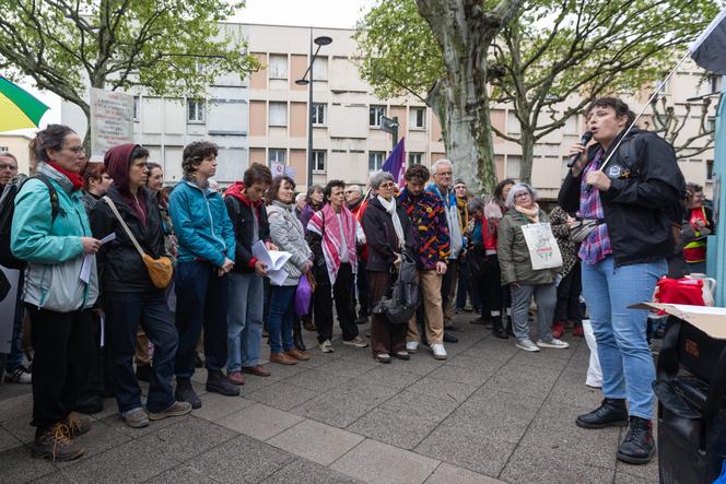 Une rassemblement devant l'hôtel du département de la Drôme, contre le projet de fermeture de 7 centres de santé sexuelle, à Valence, le 14 avril 2025.