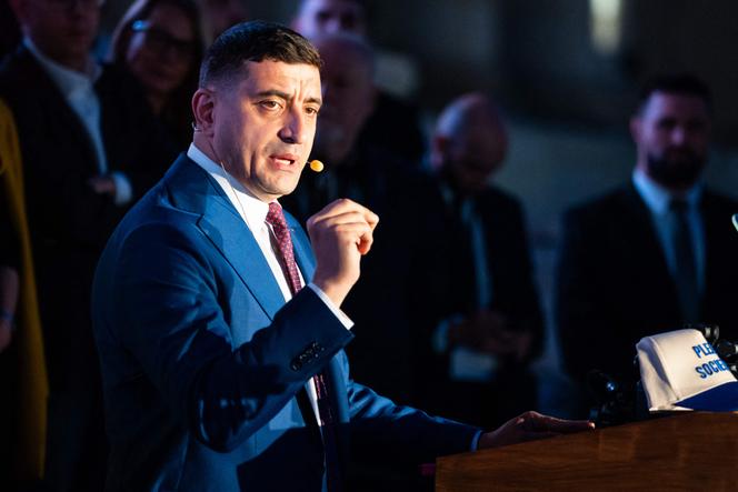 Le chef du parti nationaliste souverainiste Alliance pour l’unité des Roumains, George Simion, s’adresse à ses partisans après l’annonce des résultats du second tour de l’élection présidentielle, à Bucarest, le 18 mai 2025.