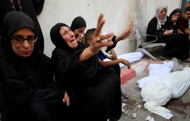 Des personnes pleurent les corps de leurs proches tués par des frappes israéliennes, lors des funérailles à l’hôpital Al Shifa, dans la ville de Gaza, dimanche 18 mai 2025.