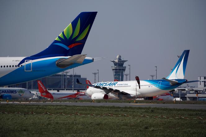 Des avions garés sur le tarmac de l’aéroport d’Orly, dans le Val-de-Marne, mercredi 1ᵉʳ avril 2020.