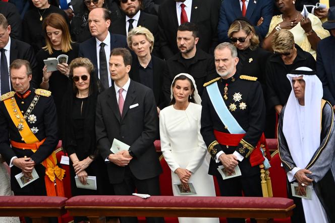 Henri, grand-duc de Luxembourg, le chef d’Etat du Liechtenstein, le prince Alois et son épouse, la duchesse Sophie, la reine d’Espagne Letizia et le roi d’Espagne Felipe VI, et le cheikh Saoud bin Saqr Al-Qassimi assistent à la messe d’investiture du pape Léon XIV, sur la place Saint-Pierre au Vatican, dimanche 18 mai 2025.