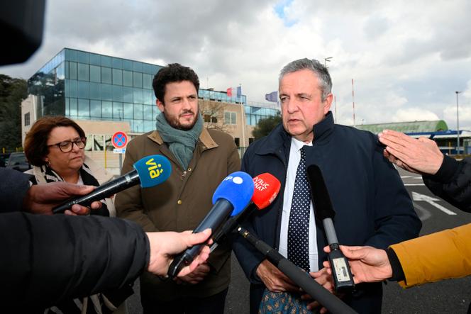 Les sénateurs Antoinette Guhl, Alexandre Ouizille et Laurent Burgoa devant l’usine Perrier, à Vergèze, dans le Gard, le 7 février 2025.