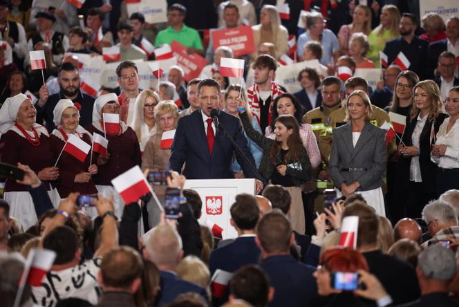 Le candidat libéral pro-européen et maire de Varsovie, Rafal Trzaskowski, réagit après l’annonce des résultats, lors du premier tour de l’élection présidentielle, à Sandomierz (Pologne), le 18 mai 2025.