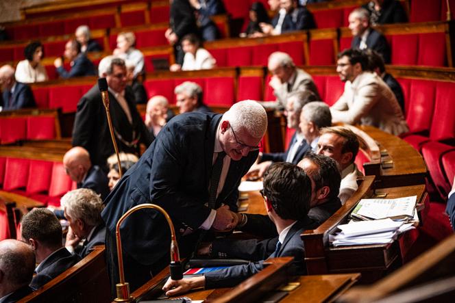 Le député (Les Démocrates) de Charente-Maritime Olivier Falorni, discute avec le député (RN) du Nord Sébastien Chenu, à l’Assemblée nationale, à Paris, le 14 mai 2025.