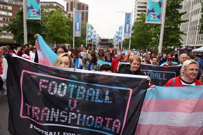 Lors d’une manifestation contre l’interdiction de la pratique du football féminin pour les femmes transgenres, avant la finale de la Ligue féminine entre Chelsea et Manchester United, à Londres, le 18 mai 2025.