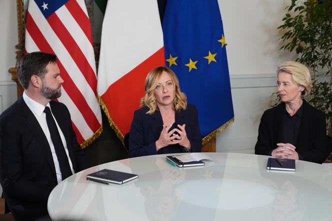 Le vice-président américain, J. D. Vance, la présidente du conseil italien, Giorgia Meloni, et la présidente de la Commission européenne, Ursula von der Leyen, à Rome, le 18 mai 2025.
