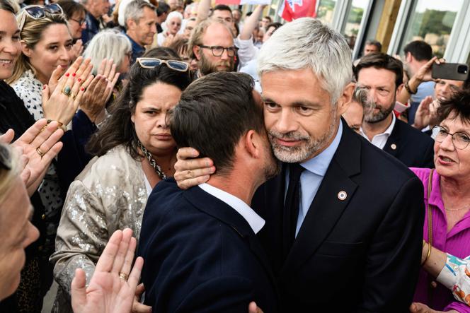 Laurent Wauquiez avec des militants, après la proclamation des résultats de l’élection pour la présidence du parti Les Républicains, au Puy-en-Velay (Haute-Loire), le 18 mai 2025.