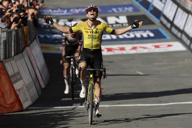 Wout Van Aert remporte la 9e étape du Tour d’Italie, à Sienne, le 18 mai 2025.