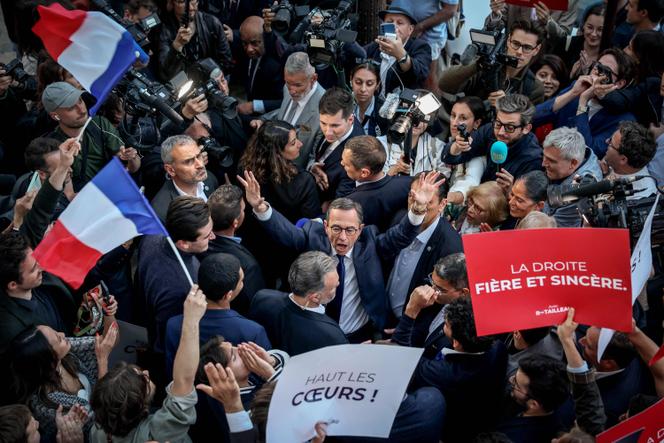 Le ministre de l’intérieur, Bruno Retailleau, salue ses partisans, dimanche 18 mai 2025, à Paris, après sa victoire pour la présidence du parti Les Républicains.