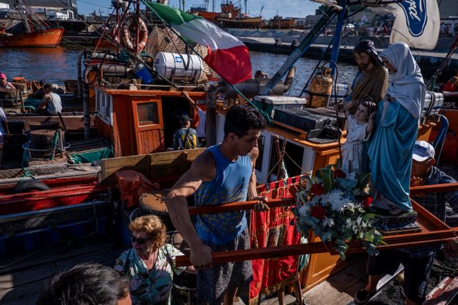 Lors de la procession nautique des traditionnels bateaux jaunes, au cours de laquelle la communauté portuaire prie pour une bonne pêche, au port de Mar El Plata (Argentine), le 27 janvier 2024.