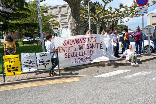 Un rassemblement contre la fermeture des centres de santé sexuelle, à Valence (Drôme), le 9 mai 2025.