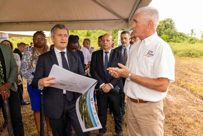Le ministre de la justice, Gérald Darmanin, assiste à la présentation du projet de la future cité judiciaire à Saint-Laurent-du-Maroni, en Guyane, le 18 mai 2025.
