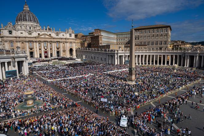 Le pape Léon XIV sur sa papamobile (en bas), fait le tour de la place Saint-Pierre au Vatican avant la messe inaugurale de son pontificat, dimanche 18 mai 2025.