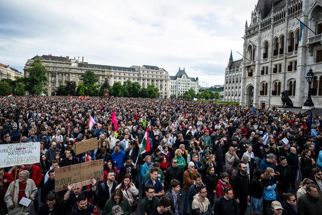 Des milliers de manifestants à Budapest, en Hongrie, le 18 mai 2025.