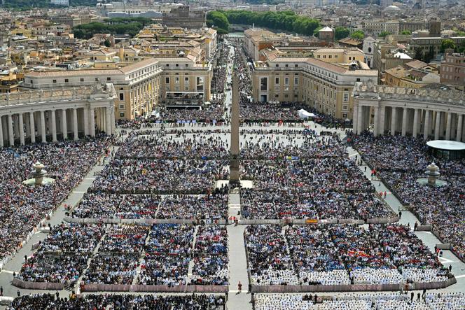 Sur la place Saint-Pierre au Vatican, dimanche 18 mai 2025.