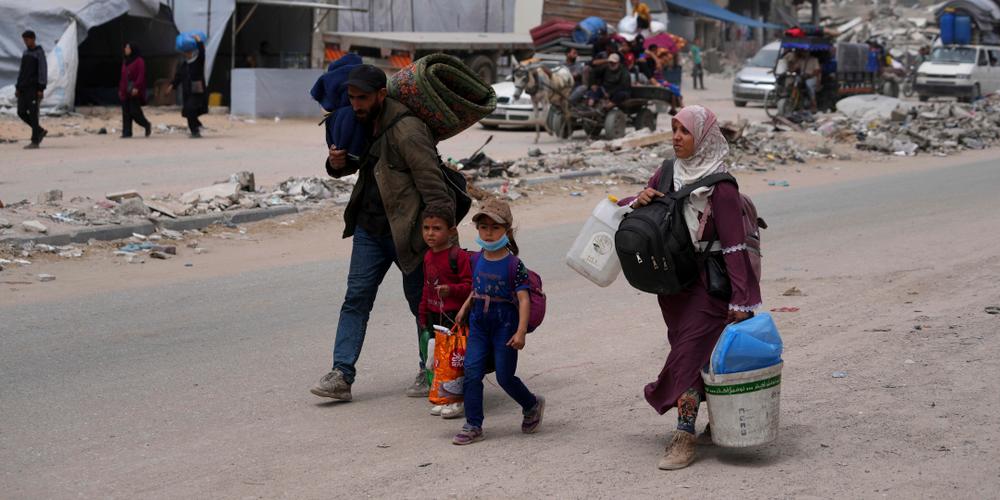 Des Palestiniens déplacés fuyant Beit Lahya dans le cadre des opérations militaires israéliennes en cours dans la bande de Gaza arrivent à Jabalia, dans le nord de Gaza, le 18 mai 2025. - JEHAD ALSHRAFI / AP