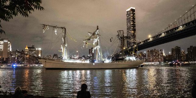 New York: Mexican tall ship crashes into Brooklyn Bridge, killing two