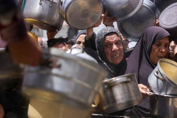 Lors d’une distribution caritative de nourriture à Jabaliya, dans le nord de la bande de Gaza, le 19 mai 2025.