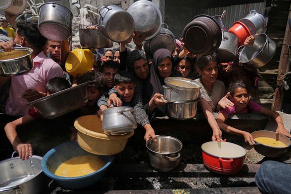 Des Palestiniens peinent à obtenir de la nourriture distribuée dans une cuisine communautaire de Jabaliya, dans le nord de la bande de Gaza, le 19 mai 2025.