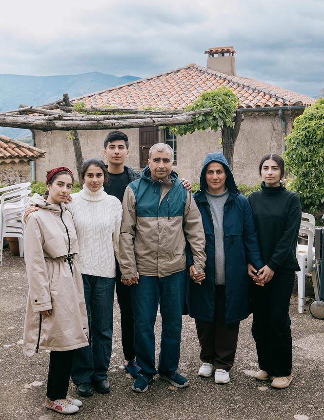 Husam et Diana Al-Najar avec quatre de leurs cinq enfants, à Ardaillers (Gard), le 6 mai 2025.