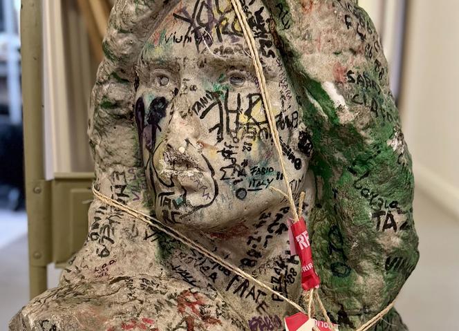 Bust Jim Morrison, a fuarthas trí thimpiste sa Fhrainc, 37 bliain tar éis goid Bust Jim Morrison, a fuarthas trí thimpiste sa Fhrainc, 37 bliain tar éis goid