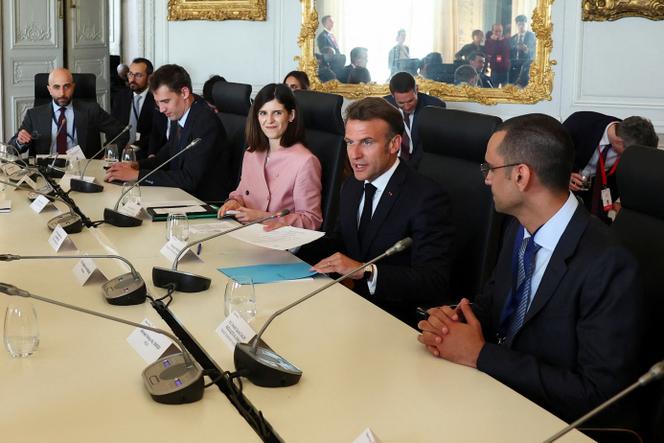 Emmanuel Macron participe à une table ronde sur l’intelligence artificielle lors du sommet Choose France, au château de Versailles, le 19 mai 2025.