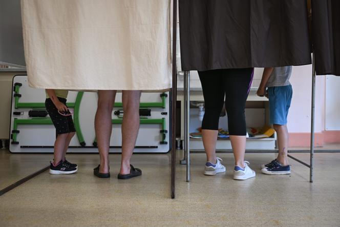 Le bureau de vote de Châtenoy-le-Royal, lors du second tour des élections législatives anticipées en Saône-et-Loire, le 7 juillet 2024.