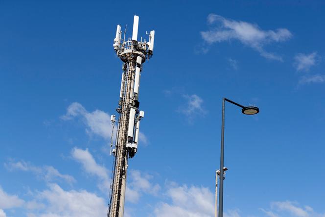 Une antenne relais de téléphonie mobile, à Sète, dans l’Hérault, le 17 avril 2025.