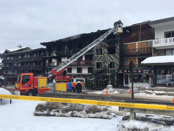 Un ancien hôtel, qui accueillait des travailleurs saisonniers, détruit par un important incendie, à Courchevel (Savoie), le 20 janvier 2019.