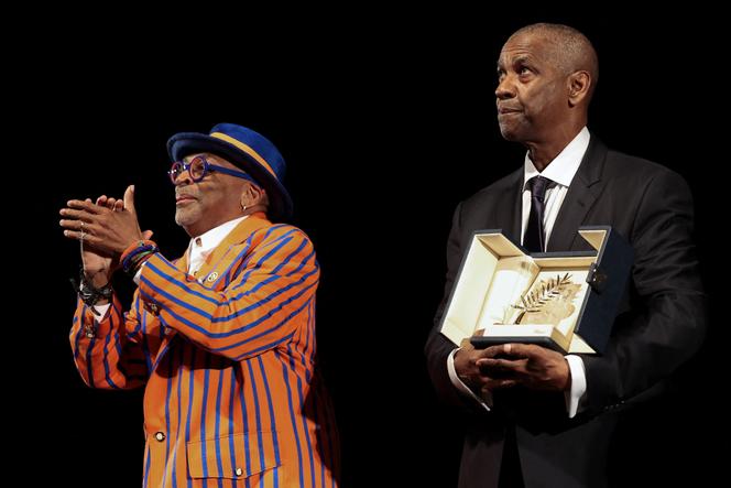 Le réalisateur Spike Lee et l’acteur Denzel Washington avec sa Palme d’honneur, lors de la projection du film « Highest 2 Lowest » au 78e Festival de Cannes, le 19 mai 2025.