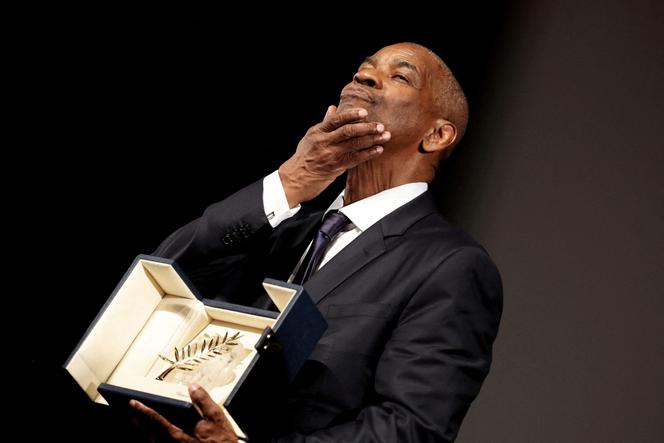 Denzel Washington reçoit une Palme d’or d’honneur pour l’ensemble de sa carrière avant la projection du film « Highest 2 Lowest » de Spike Lee, à Cannes, le 19 mai 2025.
