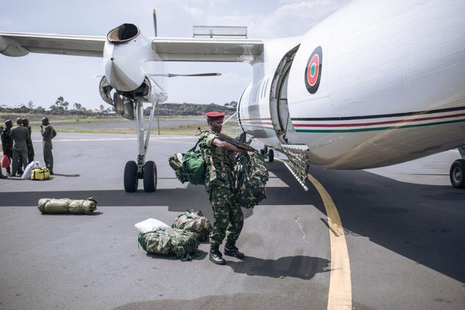 Un soldat burundais décharge son matériel à son arrivée à l’aéroport de Goma, dans l’est de la République démocratique du Congo, le 5 mars 2023.