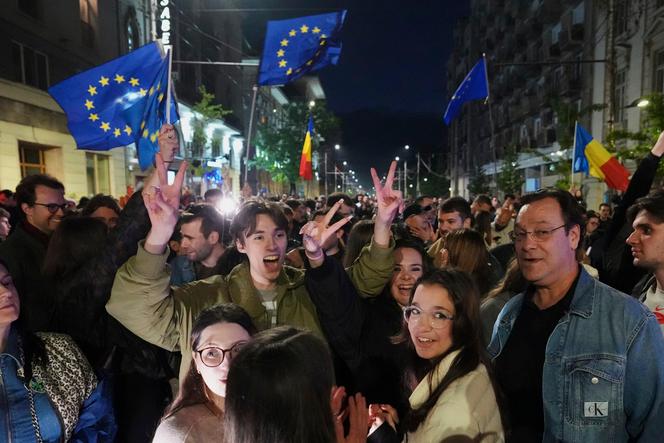 Les partisans du centriste pro-européen Nicusor Dan, après sa victoire à la présidentielle, à Bucarest, le 18 mai 2025.