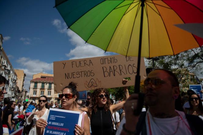 Lors d’une manifestation contre le tourisme de masse et la hausse des prix de l’immobilier, à Malaga, le 29 juin 2024.